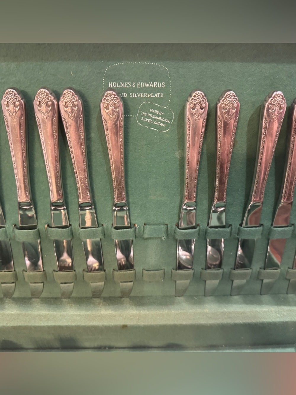 Vintage Holmes & Edwards “Lovely Lady” Silver-Plated Flatware Set - 71 Pieces - Picture 9 of 12